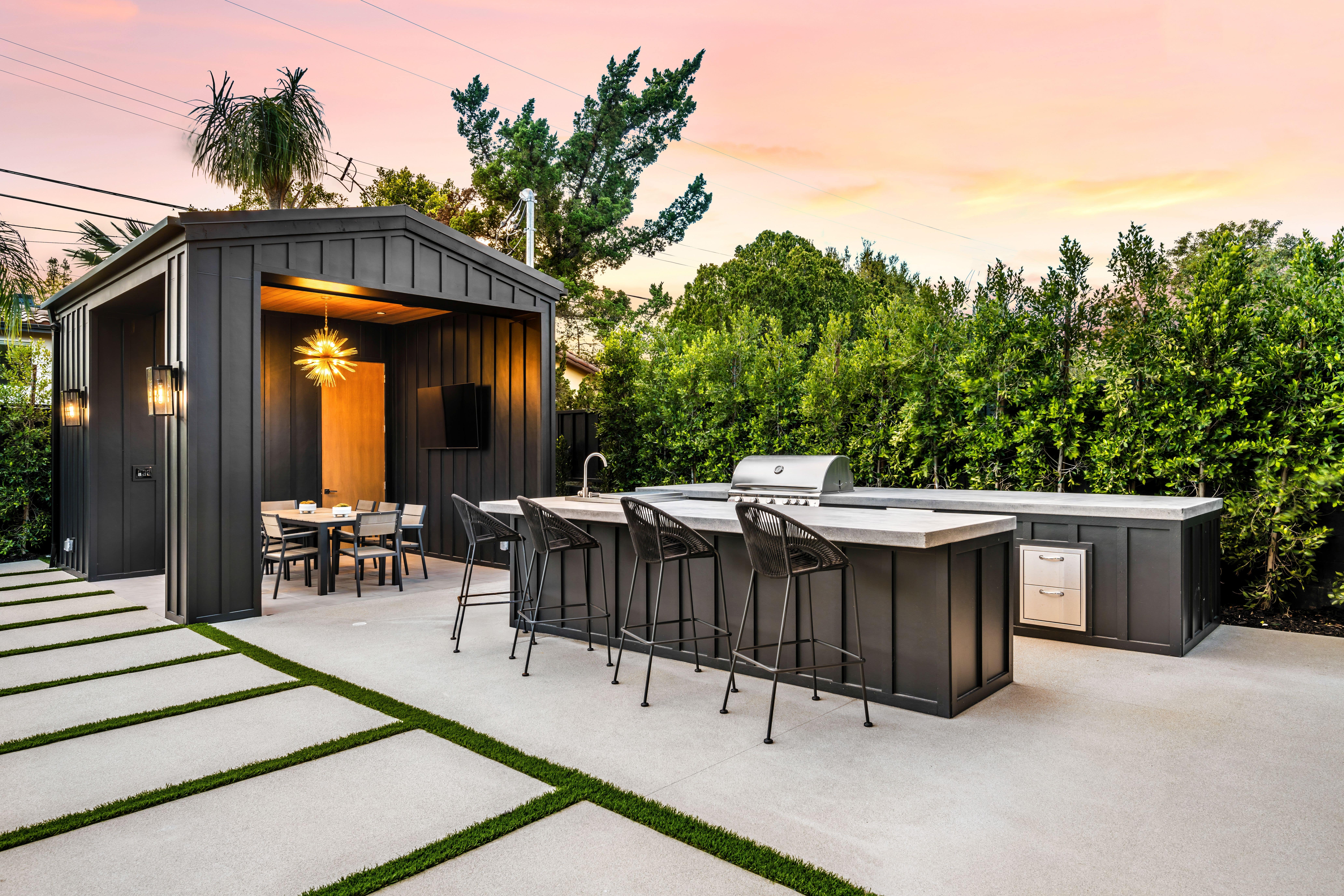 Modern Outdoor Kitchen
